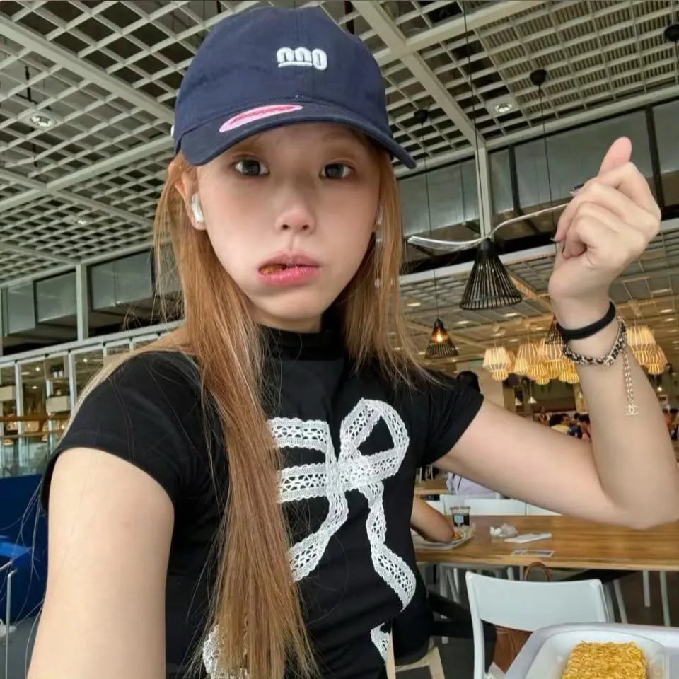 高墙、黑色与帅小伙